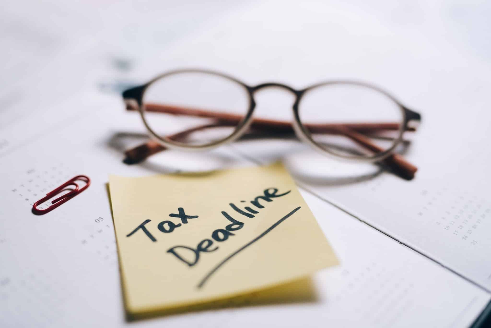 Sticky note reading "Tax deadline" on a calendar, representing quarterly estimated tax payments and mid-year tax planning